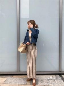 印花裙、格纹裙、波点裙……春季花色长裙配什么上衣好看