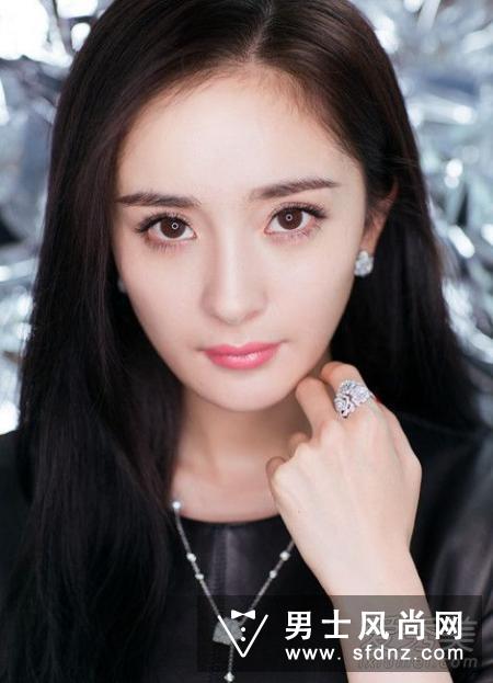 杨幂再秀性感小蛮腰 同款皮裙你get了吗？