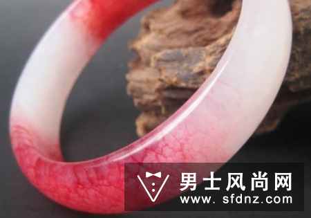 凤血玉手镯一般多少钱 为什么那么贵