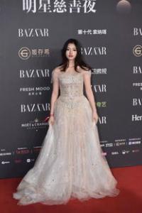 2017芭莎明星慈善夜红毯 赵丽颖杨幂谁的穿搭最美