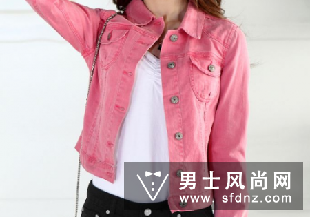 粉色牛仔外套配什么颜色裤子 配什么鞋子