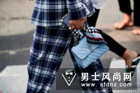 真丝围巾怎么搭配衣服 日常系法有哪些
