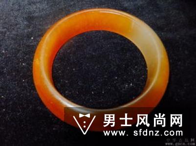 新疆金丝玉手镯多少钱 什么样子好
