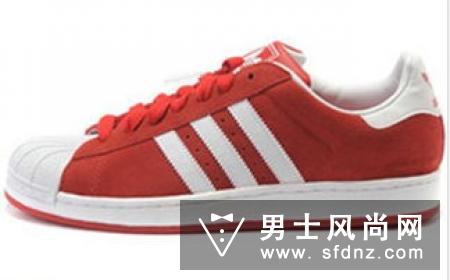 粉色牛仔外套配什么颜色裤子 配什么鞋子