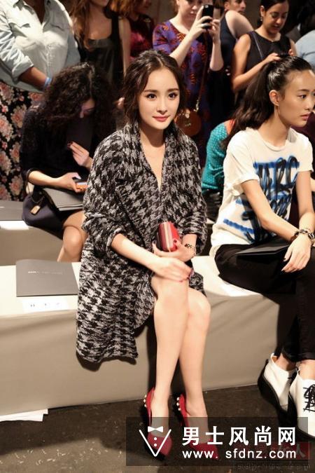 唐嫣米兰看秀造型 穿的皮裙是什么牌子？