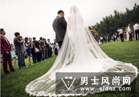 草坪婚礼适合什么婚纱 参加婚礼穿什么好