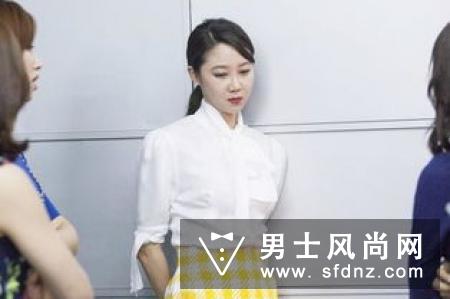 《奇怪的搭档》女主穿搭 简洁款照样穿出高级感